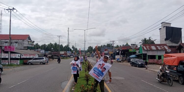 Gelar FlashMob Memenangkan Pasangan Mahyeldi-Vasko, PKS Bersama Partai Pengusung dan Relawan Sambangi Warga Pasar Pulau Punjung