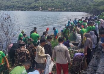 “Serbu” Nagari Singkarak, Ratusan Personil Kodim 0309 Solok  Lakukan Aksi Goro di Pinggir Danau  