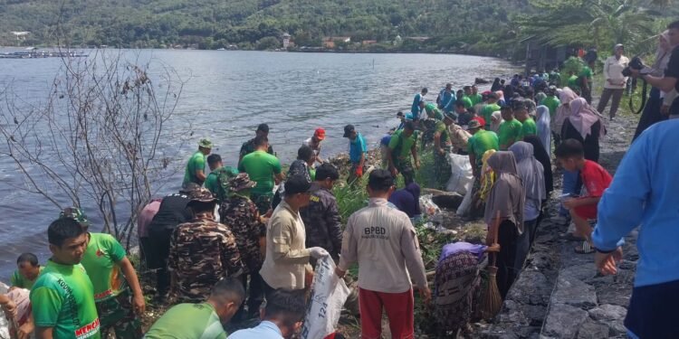 “Serbu” Nagari Singkarak, Ratusan Personil Kodim 0309 Solok Lakukan Aksi Goro di Pinggir Danau