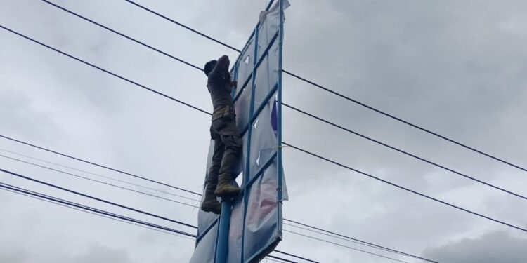 Memasuki Masa Tenang Kampanye, Tim Gabungan TNI, Polri dan Satpol PP Bersihkan APK Pilkada di Wilayah Kab. Solok