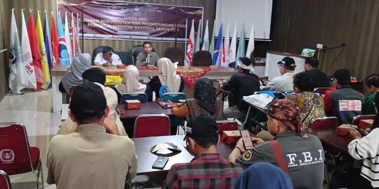 Masa Tenang Kampanye, KPU Kabupaten Solok Sapu Bersih Semua APK yang Terpasang