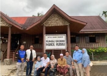 Disambut Hangat, Vasko Ruseimy Kunjungi Keluarga Mande Rubiah di Lunang Pessel