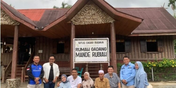 Disambut Hangat, Vasko Ruseimy Kunjungi Keluarga Mande Rubiah di Lunang Pessel