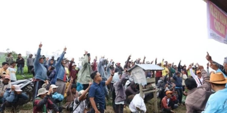 Dijemput Pakai Motor, Cagub Sumbar Mahyeldi Dielukan Petani Danau Kembar, Kabupaten Solok  