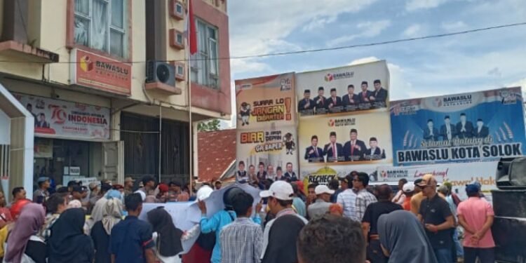 Bawaslu Kota Solok Didemo Ratusan Warga, Husnul Qari: Bawaslu RI dan Bawaslu  Sumbar Perlu Turun Tangan