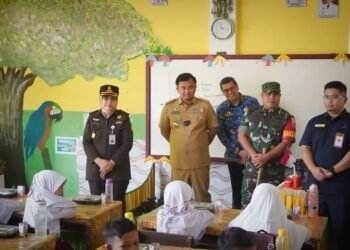 Bupati Sutan Riska Berikan Makan Siang Gratis Untuk Pelajar SDN 08 Pulau Punjung