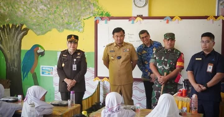 Bupati Sutan Riska Berikan Makan Siang Gratis Untuk Pelajar SDN 08 Pulau Punjung