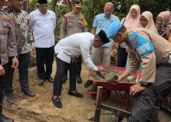 Apresiasi Kepedulian Polres Solok, Wabup Jon Firman Pandu Letakkan Batu Pertama Bedah Rumah Bagi Warga Kurang Mampu di Tanjung Bingkung