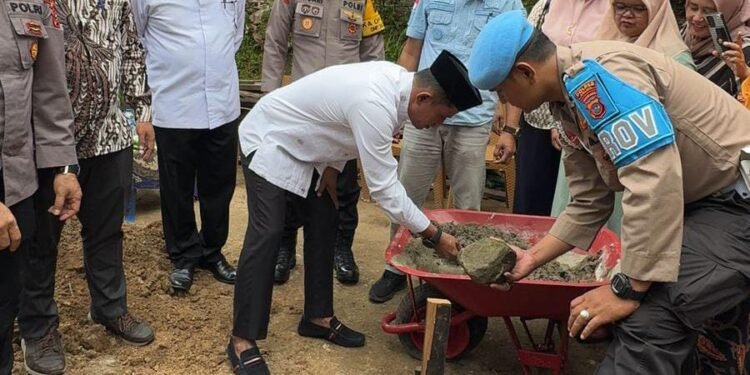 Apresiasi Kepedulian Polres Solok, Wabup Jon Firman Pandu Letakkan Batu Pertama Bedah Rumah Bagi Warga Kurang Mampu di Tanjung Bingkung
