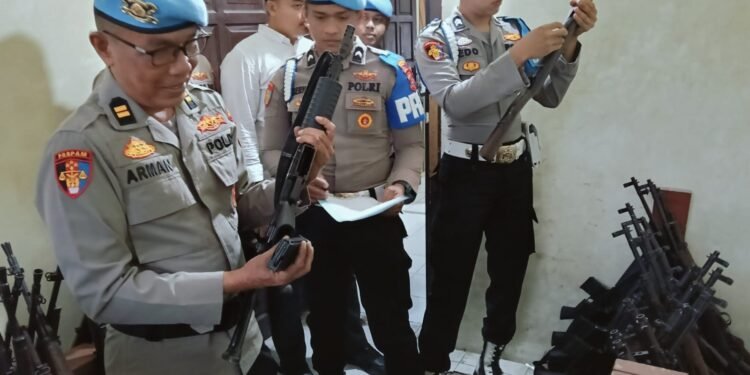 Pastikan Kelengkapan dan Pemelirahaan, Polres Solok Lakukan Pengecekan Senpi Tersimpan di Gudang