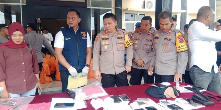 Polres Dharmasraya Gelar Konferensi PersTerkait Pengungkapan Kasus Selama Tahun 2024