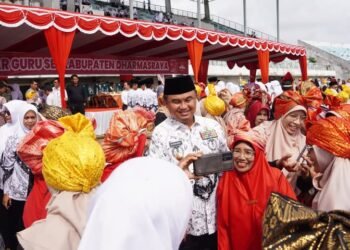 HUT PGRI Ke-79 di Dharmasraya, Bupati Sutan Riska Hadir Ditengah Ribuan Guru