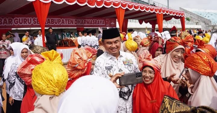 HUT PGRI Ke-79 di Dharmasraya, Bupati Sutan Riska Hadir Ditengah Ribuan Guru