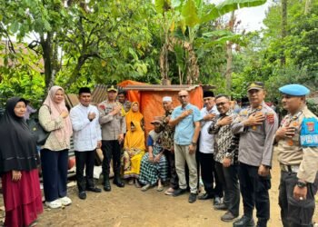 Bersama Kapolres Solok, Wabup Jon Firman Pandu Serahkan Bantuan  Rumah Tak Layak Huni di Tanjung Bingkung