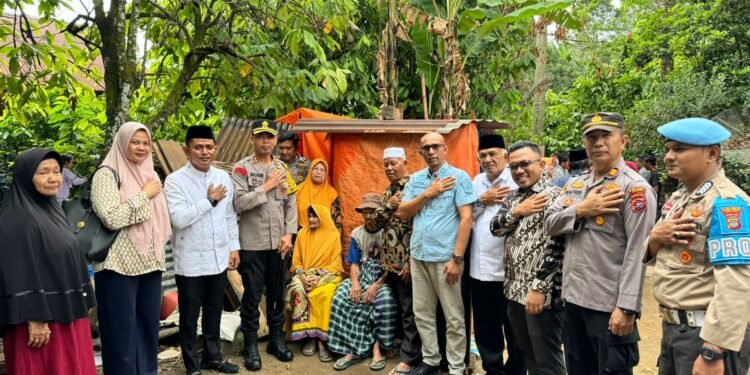 Bersama Kapolres Solok, Wabup Jon Firman Pandu Serahkan Bantuan  Rumah Tak Layak Huni di Tanjung Bingkung