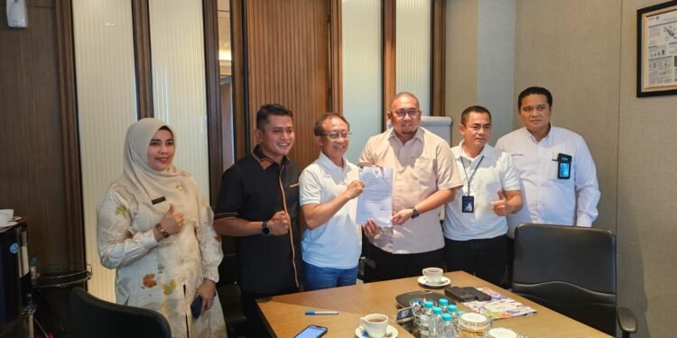 Sambangi Kantor PLN Pusat, Wabup Solok dan Andre Rosiade Usulkan Penambahan Tiang JPU