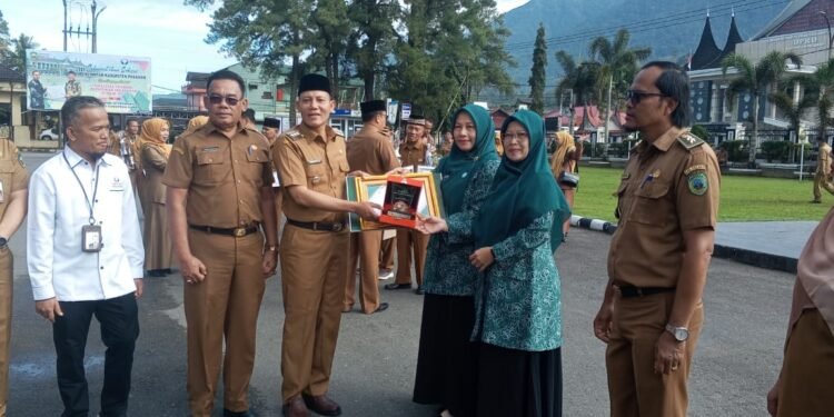 Serahkan Penghargaan, Bupati Sabar AS: Kabupaten Pasaman Daerah Surplus Pangan