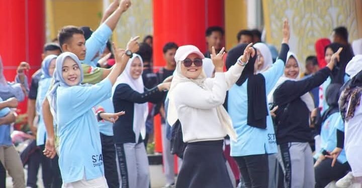 Senam Massal Meriahkan HUT ke-21 Kabupaten Dharmasraya Semarak