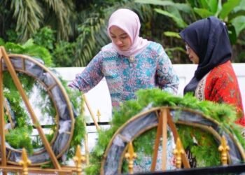 Annisa Suci Ramadhani & Leliarni Anjangsana Ke Makam Bupati Pertama Dharmasraya