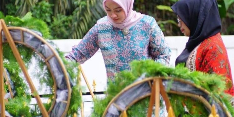 Annisa Suci Ramadhani & Leliarni Anjangsana Ke Makam Bupati Pertama Dharmasraya
