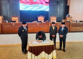 Ketua DPRD Dharmasraya Berurai Air Mata Umumkan Pengusulan Pemberhentian Bupati Hasil Pemilu  Tahun 2020