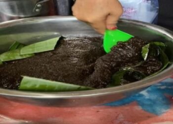 Bantu UMKM Nagari Koto Baru, Mahasiswa KKN Unand Olah Ampas Minyak Tanak Jadi Dodol Cirmin