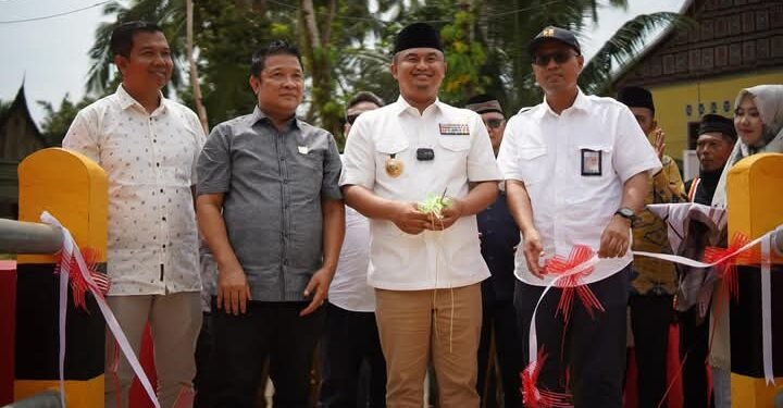 Membentang di Sungai Batanghari,  Jembatan Gantung Siguntur Diresmikan Bupati Dharmasraya