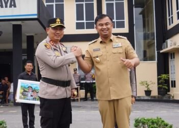 Kapolres Dharmasraya Hadiahi Sutan Riska Kado Cantik Berupa Karikatur