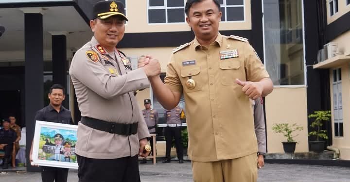 Kapolres Dharmasraya Hadiahi Sutan Riska Kado Cantik Berupa Karikatur 