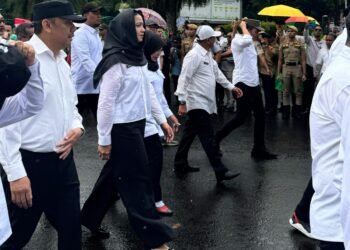 Walau Diguyur Hujan,  Annisa Suci Rahmadani Beserta Leliarni Tetap Ikuti Kegiatan Gladi Bersih Persiapan Pelantikan