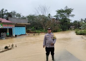 Banjir Landa Wilayah Timpeh, Polres Dharmasraya Respon Cepat Tanggap Darurat