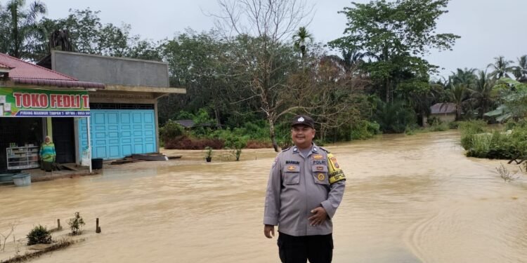 Banjir Landa Wilayah Timpeh, Polres Dharmasraya Respon Cepat Tanggap Darurat