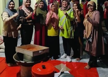 Meski Malam Hari, Wabup Dharmasraya  Leliarni Sambangi Warga Terdampak Banjir di Timpeh