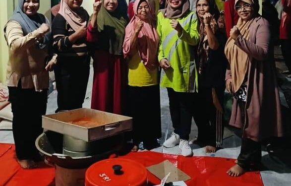 Meski Malam Hari, Wabup Dharmasraya Leliarni Sambangi Warga Terdampak Banjir di Timpeh