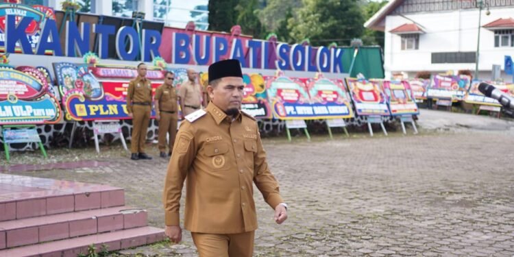 Perdana, Wabup H. Candra Pimpin Apel Gabungan di Lingkungan Pemkab Solok