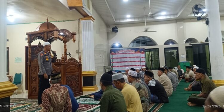 Subuh Berjamaah denga Masyarakat, Kapolres Dharmasraya Bersama Kapolsek Pulau Punjung Kunjungi Masjid Al-Wasilah Sikabau