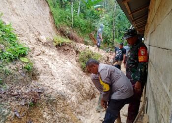 Musibah Longsor Hantam Dinding Belakang Rumah Warga Kotohilalang Hingga Jebol