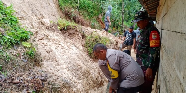 Musibah Longsor Hantam Dinding Belakang Rumah Warga Kotohilalang Hingga Jebol