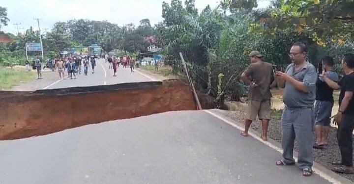 Akibat Curah Hujan Tinggi, Jalinsum Penghubung Jambi – Sumbar Putus Total