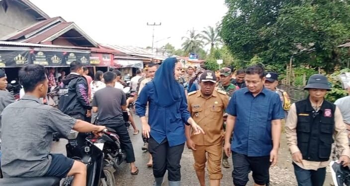 Pantau Kondisi Warga,Bupati dan Wakil Bupati Dharmasraya Turun Kelokasi Banjir di Abai Siat