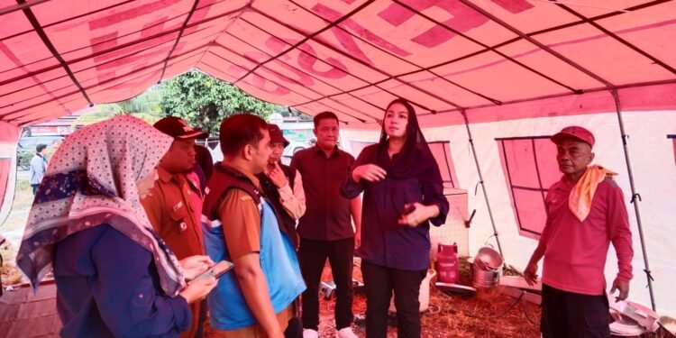 Pastikan Ketersediaan Logistik,  Annisa Suci Ramadhani Langsung Mengecek ke Dapur Umum