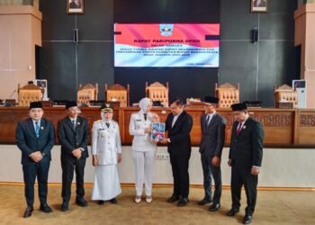 Sertijab Bupati Dharmasraya Dari Sutan Riska Tuanku Kerajaan Kepada Annisa Suci Ramadhani Berlangsung Dihadapan Rapat Paripurna DPRD