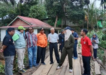 Annisa Suci Ramadhani Kunjungi Warga Terdampak Banjir dan Longsor Kecamatan IX Koto