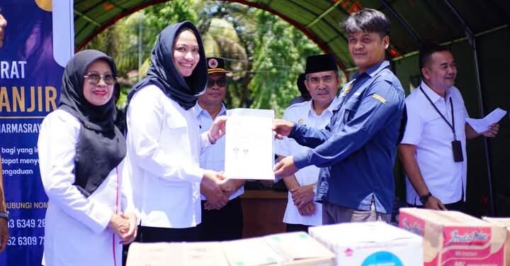 Diterima Bupati Annisa,  Sejumlah Perusahaan dan Perbankan Bantu Warga Terdampak Banjir Dharmasraya
