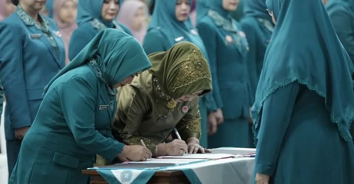 Yosta Defina dan Ny Rafnelly Rafky Marlon Dikukuhkan Sebagai Ketua TP-PKK dan Ketua Dekranasda Dharmasraya 