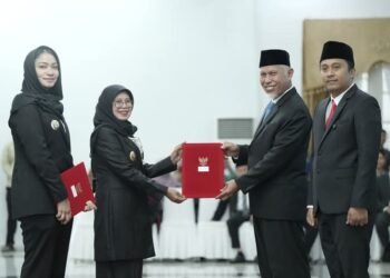 Gubernur Sumbar Serahkan SK Pelantikan Bupati dan Wakil Bupati Dharmasraya Periode 2025-2030
