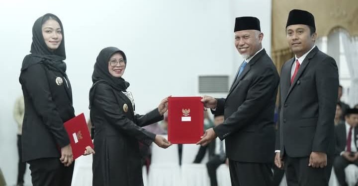 Gubernur Sumbar Serahkan SK Pelantikan Bupati dan Wakil Bupati Dharmasraya Periode 2025-2030