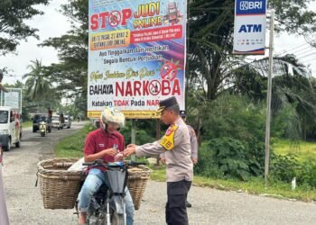 Gelar Aksi Sosial, Polres Dharmasraya Bagikan Takjil Berbuka Puasa