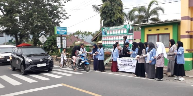 Ramadhan Lebih Bermakna, OSIM MAN 2 Solok Berbagi Takjil