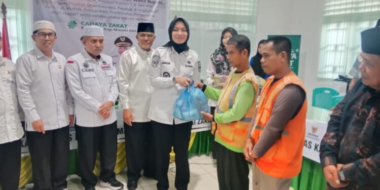 Bupati Dharmasraya Annisa Suci Ramadhani Serahkan Bantuan Baznas Kepada Sejumlah Mustahik